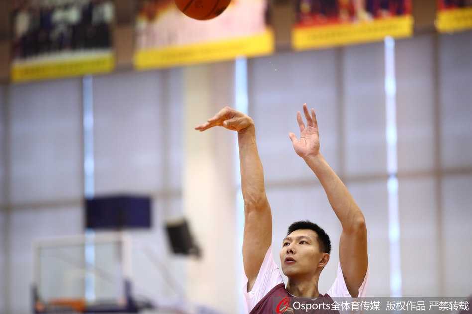 主帅尤纳斯双手抄兜在场边若有所思，眼神深邃地盯着战术板，仿佛正在绘制克敌制胜的蓝图。