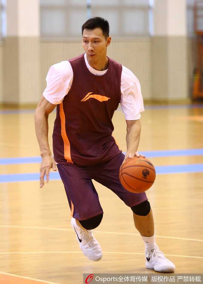 任骏飞篮下强攻表情坚毅，在肌肉丛林中强行起跳，展现万金油球员的全能身手和强硬球风。