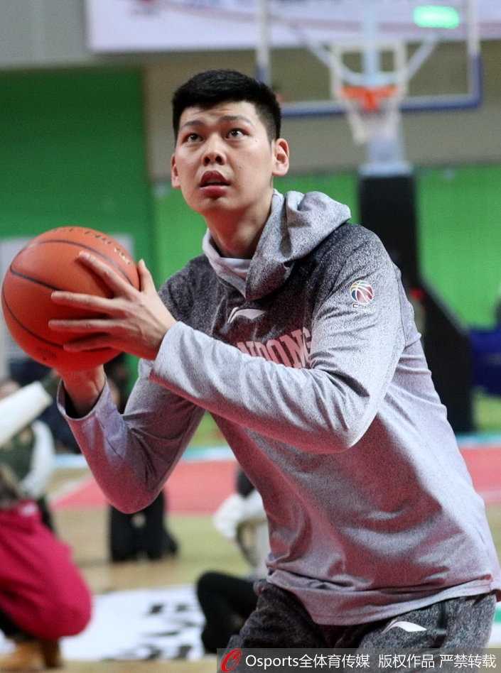 山东高速男篮赛前拉伸瞬间，丁彦雨航神情专注地压腿，橙衣军团大战一触即发
