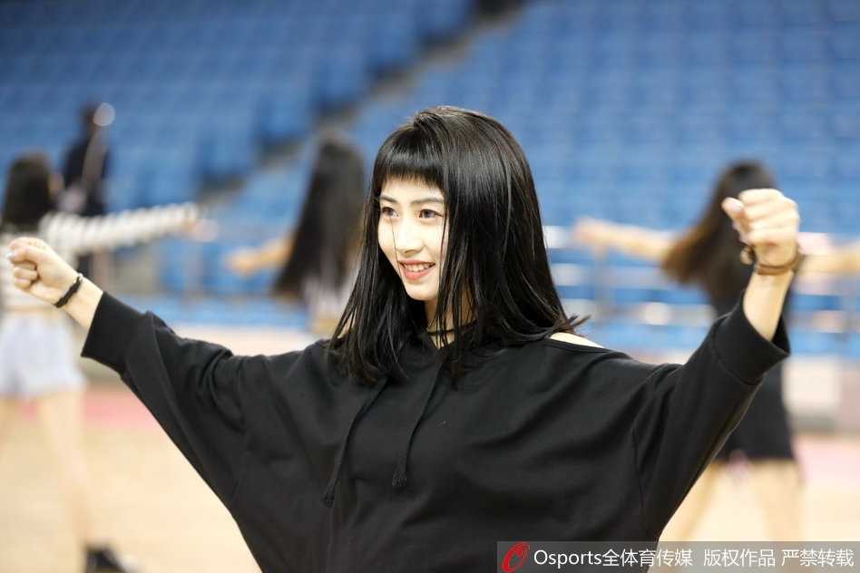 比赛暂停间隙，篮球宝贝们迅速排列成整齐的横排，集体做出经典的加油手势，她们坚定的眼神和有力的动作，激励着场上球员也感染着每一位观众。