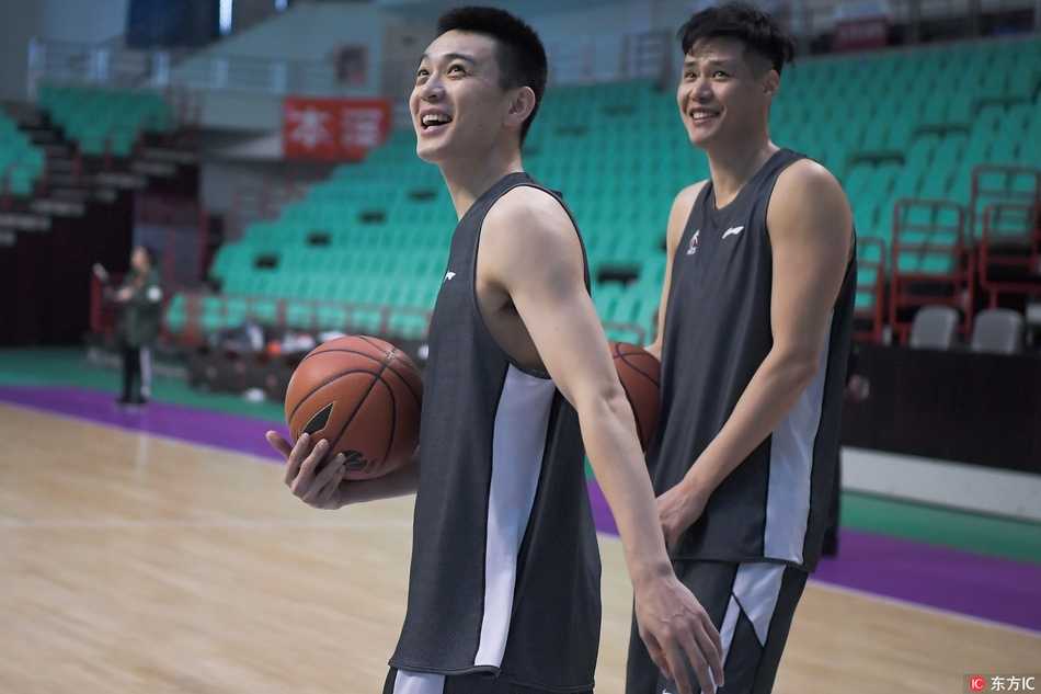 寒冬里的冠军之心:辽篮备战十九轮,剑指队史首冠 郭士强指导双手抱胸,眉头紧锁地观察着战术跑位,他手中的战术板不仅画着下一场的攻防,更画着辽篮几代人未竟的冠军梦。