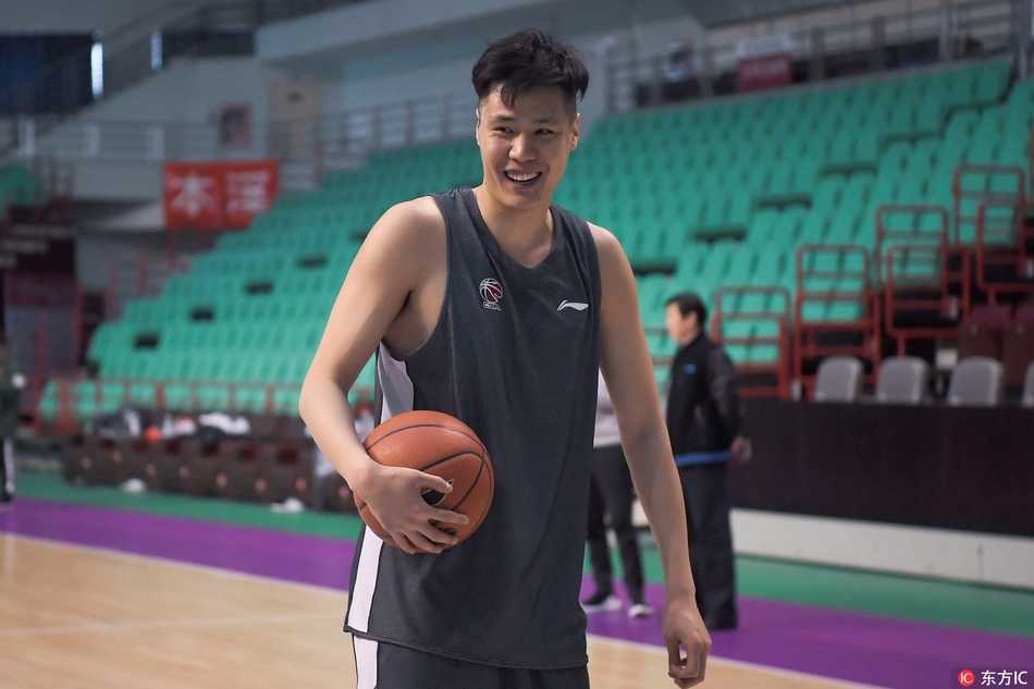 寒冬里的冠军之心:辽篮备战十九轮,剑指队史首冠 外援哈德森在训练间隙调整护具,眼神中透着一股杀手的冷峻,这位总决赛MVP在那一年的故事,正是从这样日复一日的苦练开始写起。