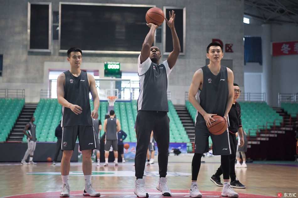 寒冬里的冠军之心:辽篮备战十九轮,剑指队史首冠 在教练组严厉的目光下,辽篮众将正在进行高强度的战术折返跑,汗水在冬日的灯光下格外闪亮,仿佛要将过去的遗憾全部蒸发。