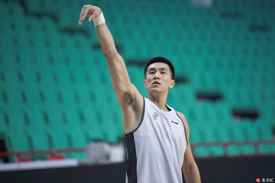 寒冬里的冠军之心:辽篮备战十九轮,剑指队史首冠 训练结束后,队员们围拢在一起相互击掌鼓劲,冬日的暖阳透过窗户洒在他们身上,映照出一支团结如钢、准备腾飞的飞豹军团。