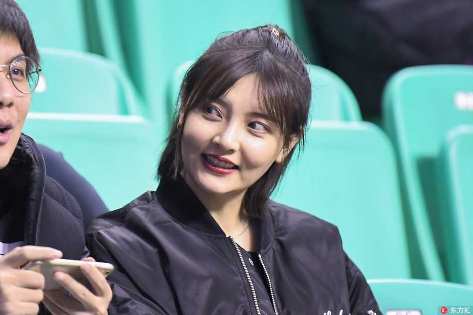 一位颜值出众的长发女球迷，全神贯注地盯着赛场，双手紧握放在胸前，紧张的表情中透露着对辽宁男篮必须赢下比赛的坚定信念。