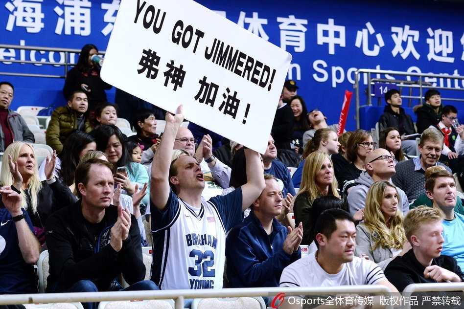 球员大力抽射，皮球如炮弹般直挂球门死角，守门员奋力腾空却未能触及，全场为之屏息。