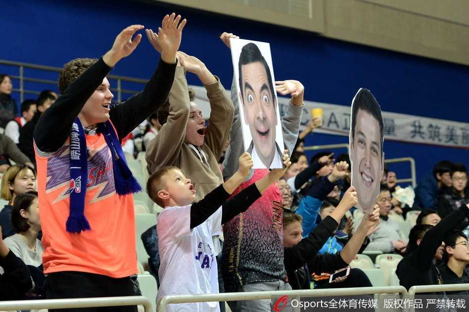 主教练在场边大声指挥，手臂奋力挥动，眼神坚定，传递着不容置疑的战术意图。