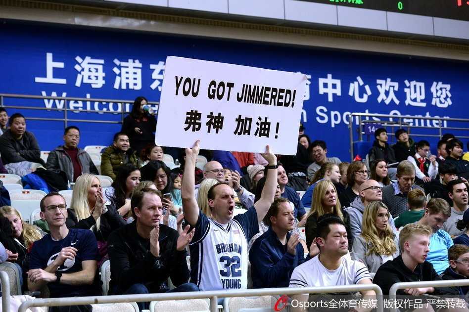 进攻球员利用灵活盘带晃过防守队员，如利刃般撕开防线，对方伸腿拦截却扑了个空。