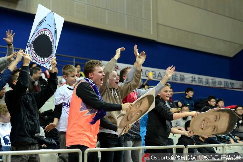 禁区内争顶瞬间，两名球员高高跃起，肌肉紧绷，争夺球权，画面充满力量与斗志。