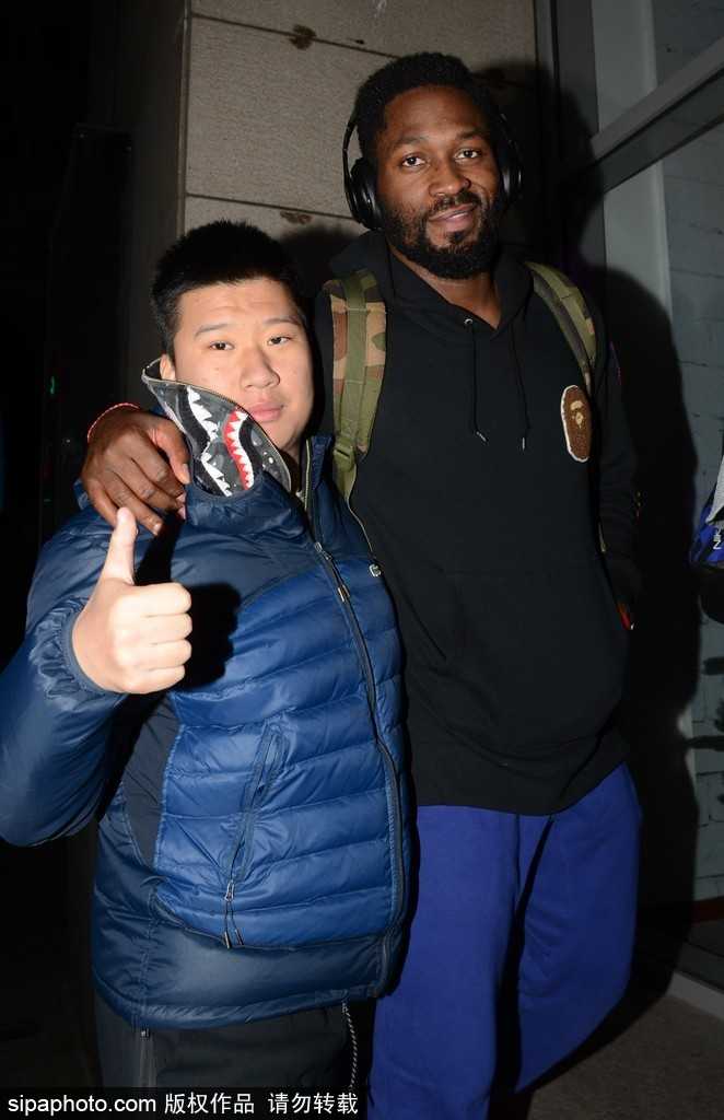 球队核心唐正东面带标志性的憨厚笑容，耐心地为一位小球迷在篮球上签名，小球迷仰着头，眼睛里满是崇拜的光芒，身后的人群自动让出一片小小的空间，让这温馨的一刻得以完成。