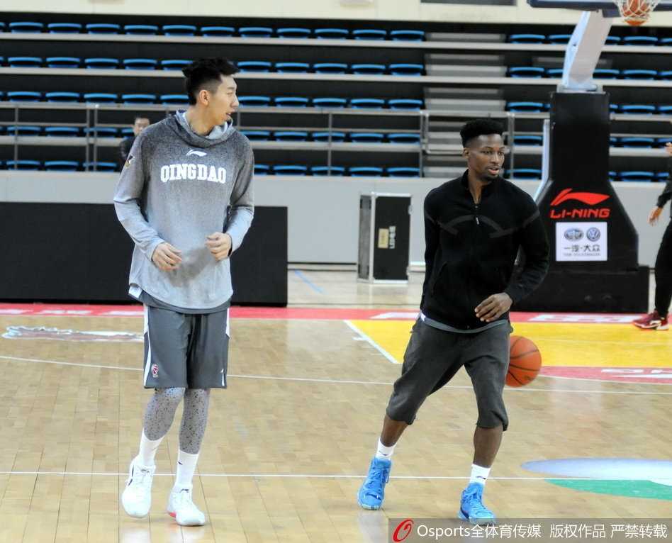 全队围成一个圈，高喊着加油鼓劲的口号，这一刻他们凝聚成一个整体，准备迎接即将到来的硬仗挑战。