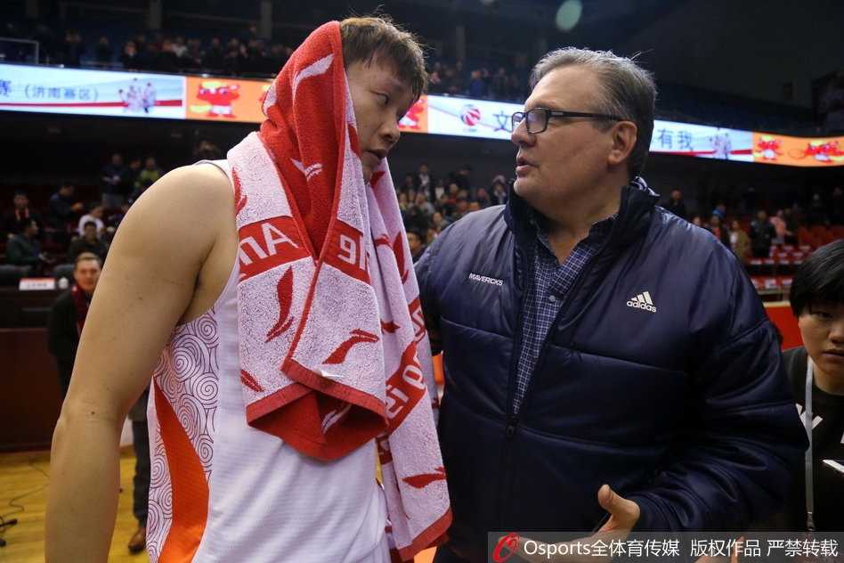 小尼尔森面带微笑注视着丁彦雨航，眼神中满是欣赏与期待，仿佛在看一件即将雕琢完成的艺术品。