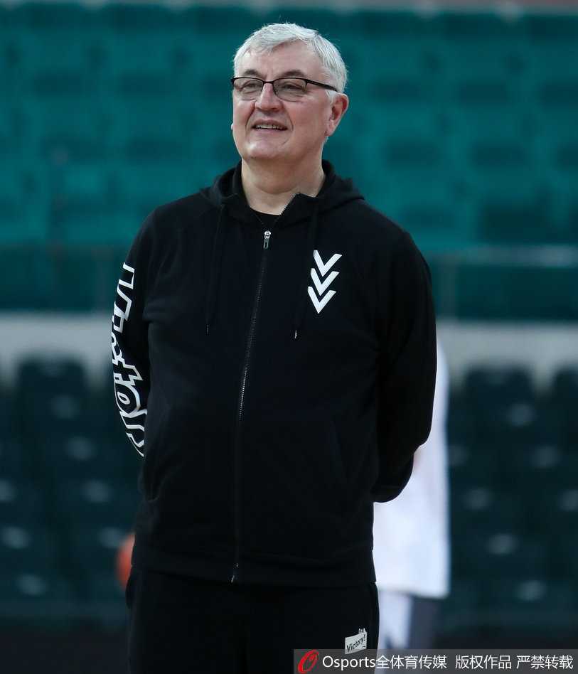 老帅尤纳斯在场边露出难得的轻松笑容，目光柔和地注视着弟子们热身，这一刻他仿佛卸下了“欧洲凯撒”的严肃面具。