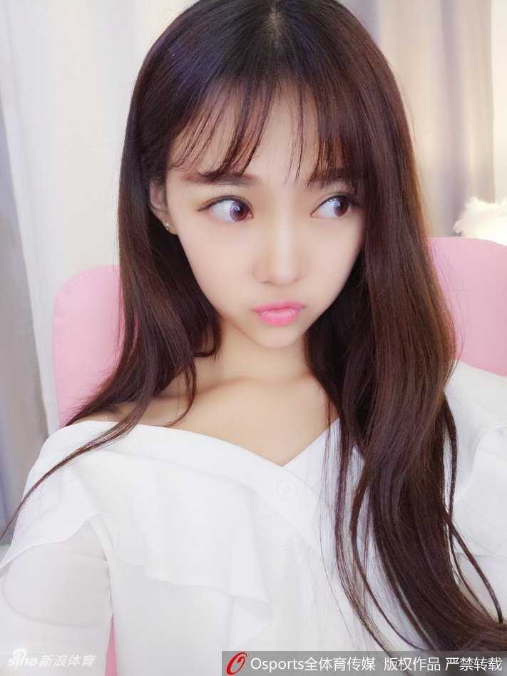 小惠在比赛中场带领啦啦队热舞，花球飞舞，气氛瞬间被点燃