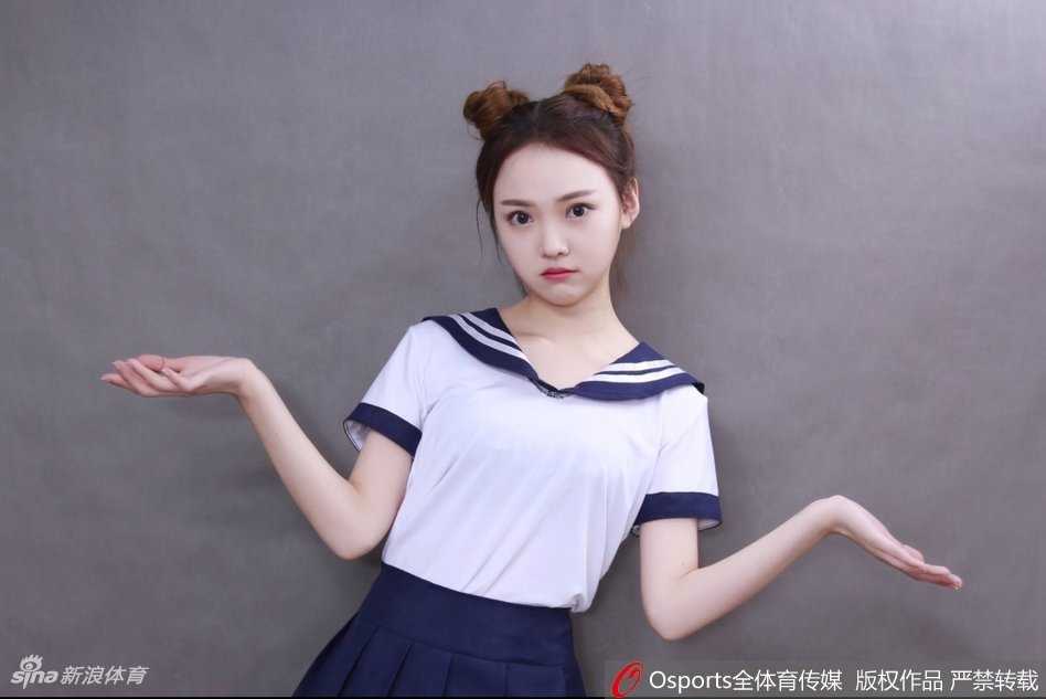 小惠舞动身姿，每一个动作都充满力量与美感，手中的花球划出优美弧线