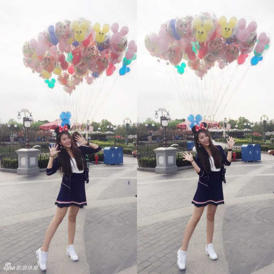 生活中的卷卷穿着休闲，对着镜头露出治愈系微笑