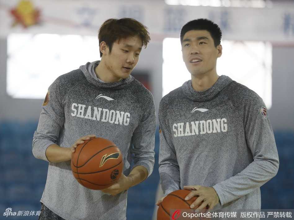 丁彦雨航在训练中化身活宝，与队友勾肩搭背，画面充满了兄弟间的温暖与幽默