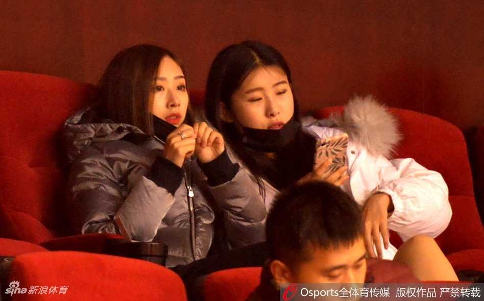 山东男篮太太团助阵,丁彦雨航女友与睢冉妻子看台斗艳 睢冉妻子在看台上露出灿烂笑容,似乎正用手机记录下这激动人心的比赛瞬间,而丁彦雨航女友则在一旁安静注视场内。