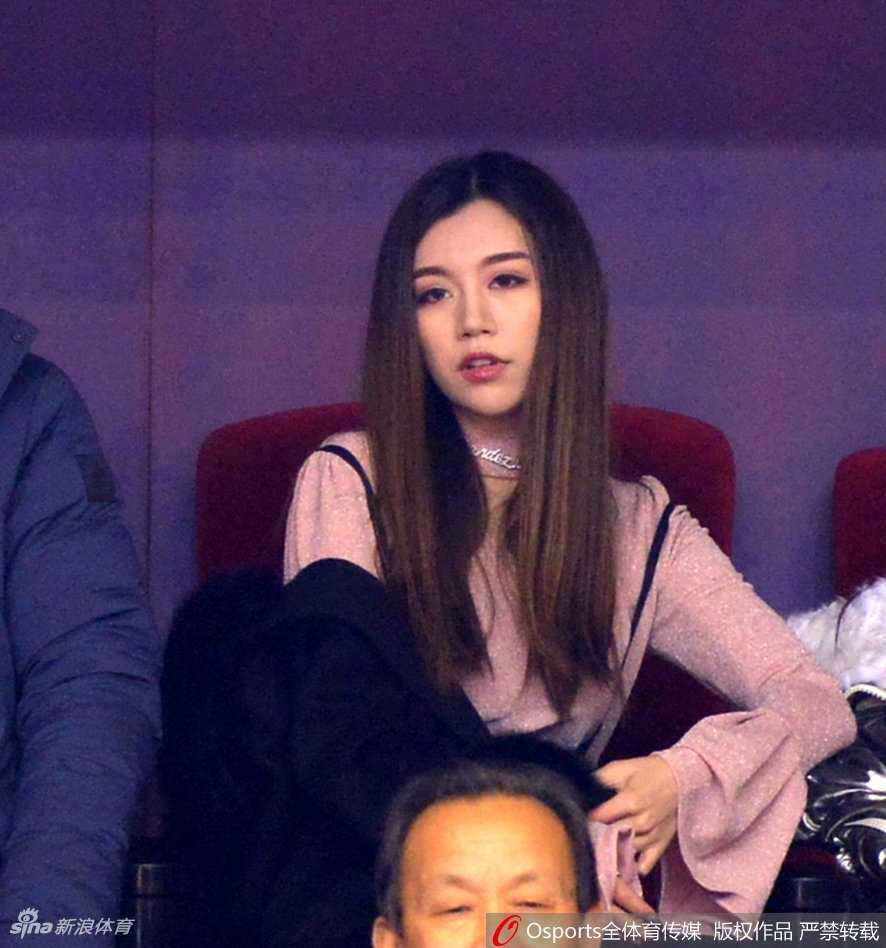 山东男篮太太团助阵,丁彦雨航女友与睢冉妻子看台斗艳 丁彦雨航女友手持加油棒,在人群中静静站立,尽管戴着口罩,但弯成月牙的眼睛透露出她对比赛的投入和对胜利的渴望。