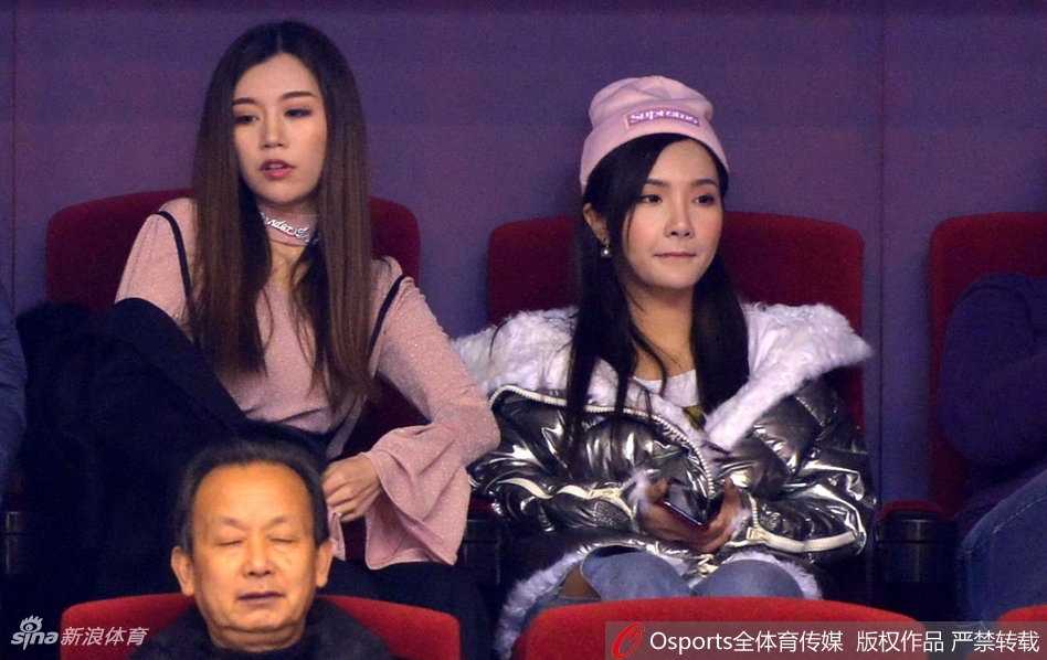 山东男篮太太团助阵,丁彦雨航女友与睢冉妻子看台斗艳 比赛结束后,丁彦雨航女友与睢冉妻子依然坐在看台上,似乎还在回味比赛的精彩瞬间,两人面带微笑,为山东队的大胜感到由衷高兴。