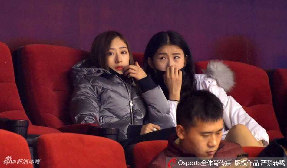 山东男篮太太团助阵,丁彦雨航女友与睢冉妻子看台斗艳 丁彦雨航女友戴着时尚口罩,眉眼含笑与身旁的睢冉妻子窃窃私语,两人在球迷看台上显得格外引人注目。