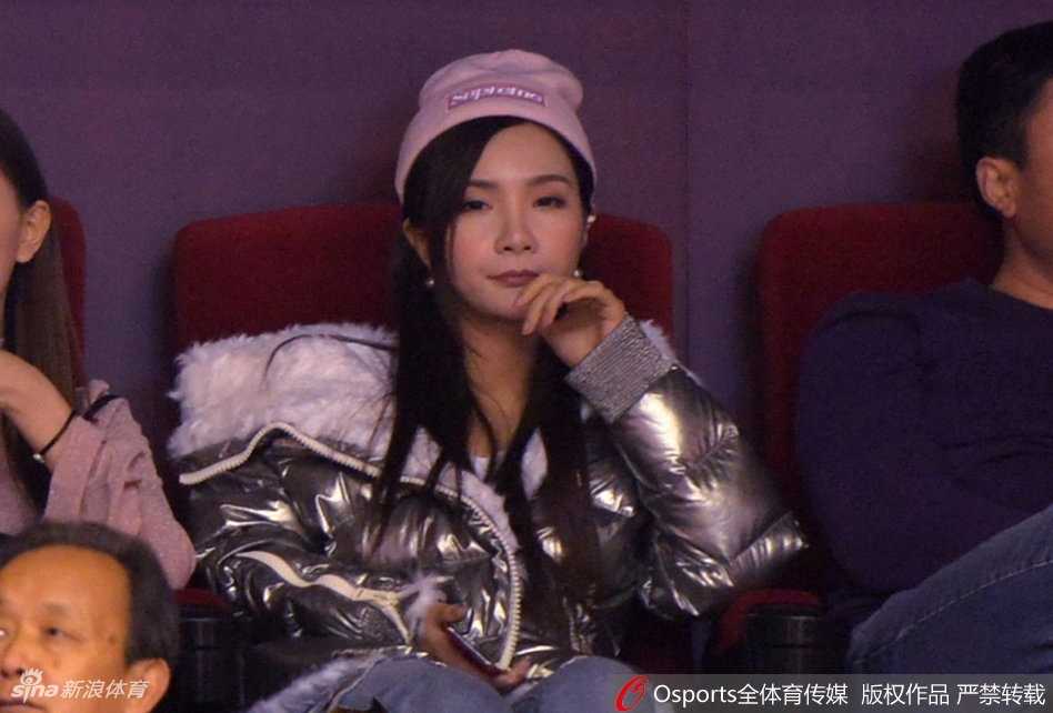 山东男篮太太团助阵,丁彦雨航女友与睢冉妻子看台斗艳 丁彦雨航女友手握应援棒,眼神穿过人群聚焦在赛场上的丁彦雨航身上,满含期待与支持,仿佛在用无声的语言为他打气。