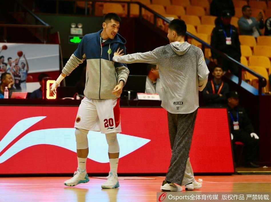 丁彦雨航在场上做出夸张的防守姿势，身体扭成S形，眼神里却满是藏不住的笑意，仿佛在导演一出喜剧