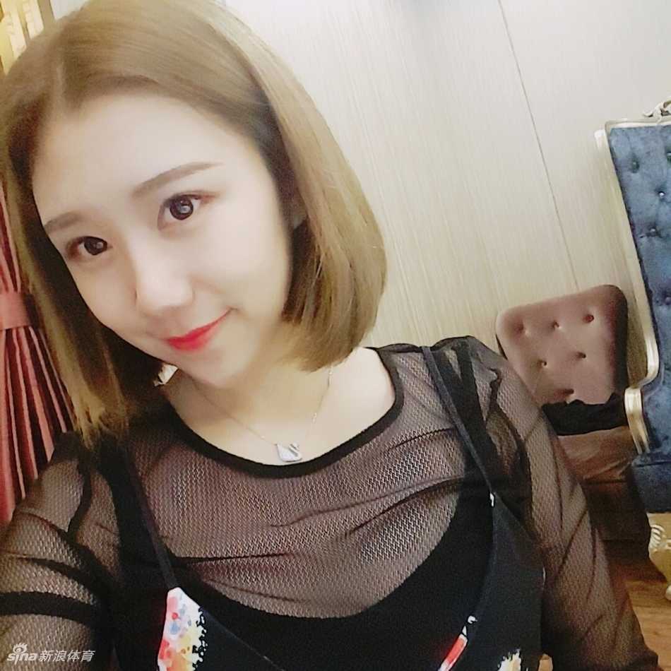 @_yoonxi身穿黑色休闲上衣搭配牛仔裤，在街头随性抓拍，自然的身材曲线在不经意间流露，展现出无需刻意修饰的生活美感。