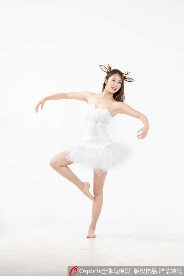 丁蓓侧身凝视，展现出一种灵动的美感，服装的流苏随着她轻盈的姿态仿佛也在空中起舞