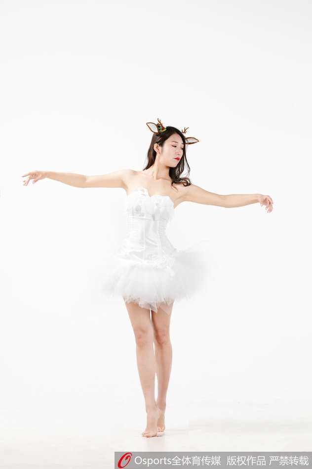 在聚光灯的映照下，丁蓓身姿挺拔，宛如一只优雅的天鹅，她的每一个手势都充满了艺术的感染力
