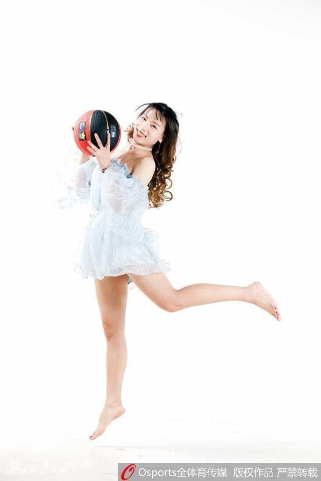 一名队员在队友的帮助下腾空跃起，在空中完成惊险的一字马动作，仿佛脱离了地心引力，成为全场瞩目的焦点