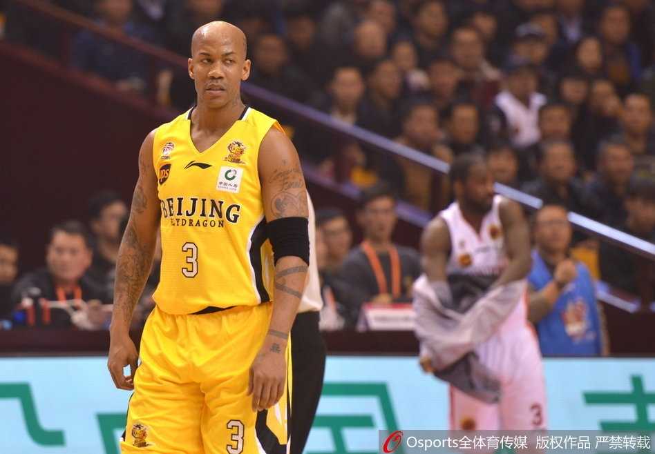 张春军底角三分出手果断，作为防守尖兵在进攻端同样给予球队坚实支持。