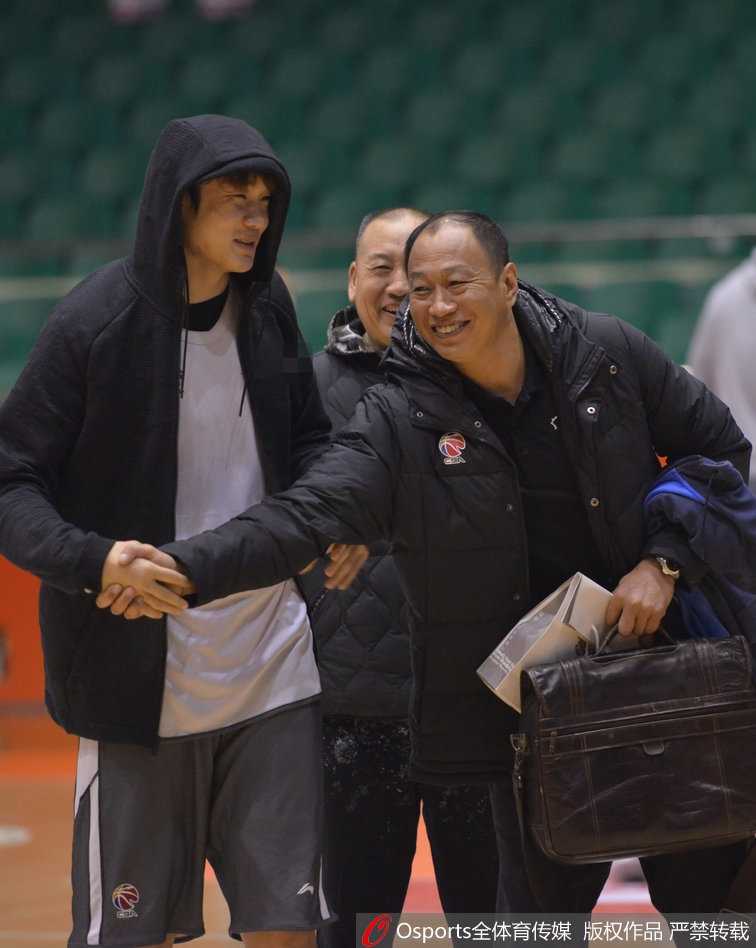 丁彦雨航完成一次漂亮的突破上篮后，嘴角露出孩子般得意的笑容，似乎对自己的训练状态十分满意。