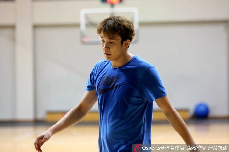 劳森单打王汝恒，用华丽的运球晃开空间，稳稳将球送入篮筐。