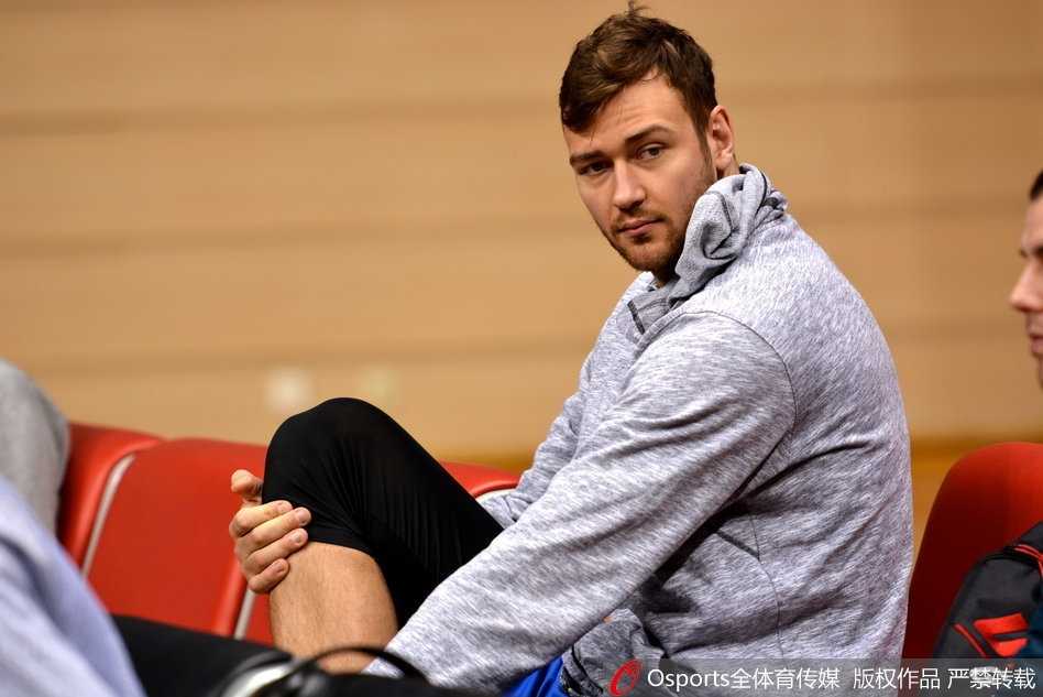 山东高速男篮季后赛首战在即 泉城硬汉睢冉回归训练成焦点 全队进行高强度战术合练,球员们球衣湿透积极跑动,主教练凯撒在场边大声指挥战术,整个球馆激荡着季后赛的战斗号角