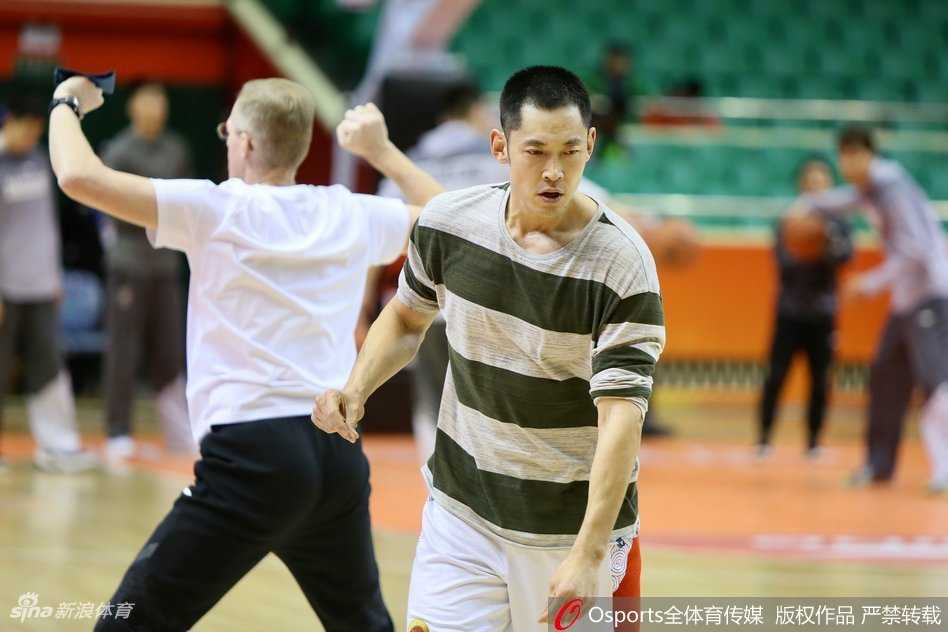 张庆鹏在训练中稳稳出手三分，这位老将神情自若，投射动作一气呵成，状态保持得相当不错。