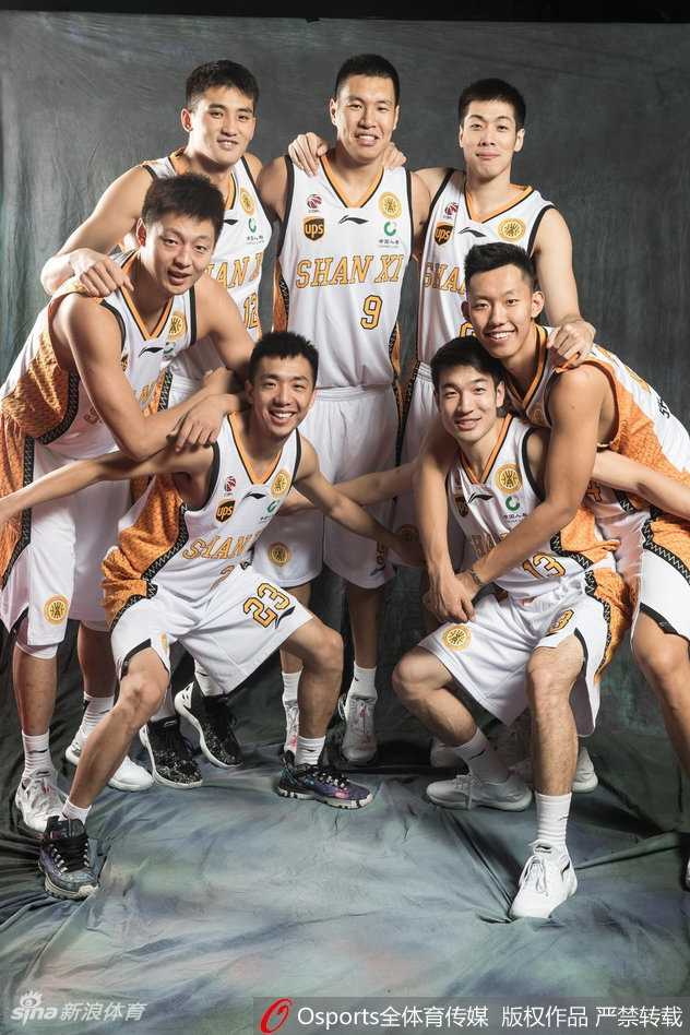 写真拍摄结束后，几名山西男篮队员勾肩搭背地站在一起看相机里的预览照片，他们指着屏幕哈哈大笑，互相调侃着彼此的表情和动作，现场充满欢乐。