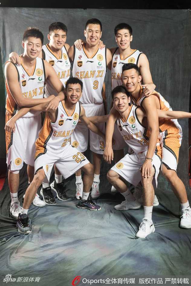 两名山西队队员在镜头前互相搞怪，一人伸手假装锁喉另一人，表情凶狠逗趣，另一人则配合地翻起白眼、张大嘴巴，仿佛真的被勒住，场面十分搞笑。