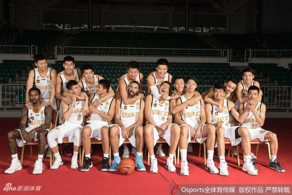 山西男篮新赛季众生相詹宁斯搞怪斯科拉秀麒麟臂 詹宁斯在镜头前完全释放了顽童天性,他双手比出摇滚手势,吐出舌头做鬼脸,搞怪表情与身旁一脸严肃的队友形成鲜明对比,瞬间让紧张的新赛季氛围变得欢乐起来。