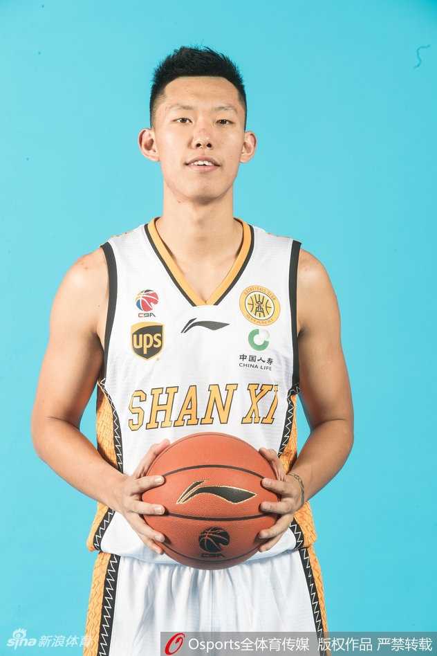 山西男篮新赛季众生相詹宁斯搞怪斯科拉秀麒麟臂 全队写真的大合影中,邢志强、候兴宇、刘冠岑、曾令旭、原帅、闫鹏飞以及主教练刘义祥悉数在列。大家紧紧靠拢,刘义祥指导双手环抱胸前站在中央,全队上下团结一心,新赛季的野心与斗志溢于言表。