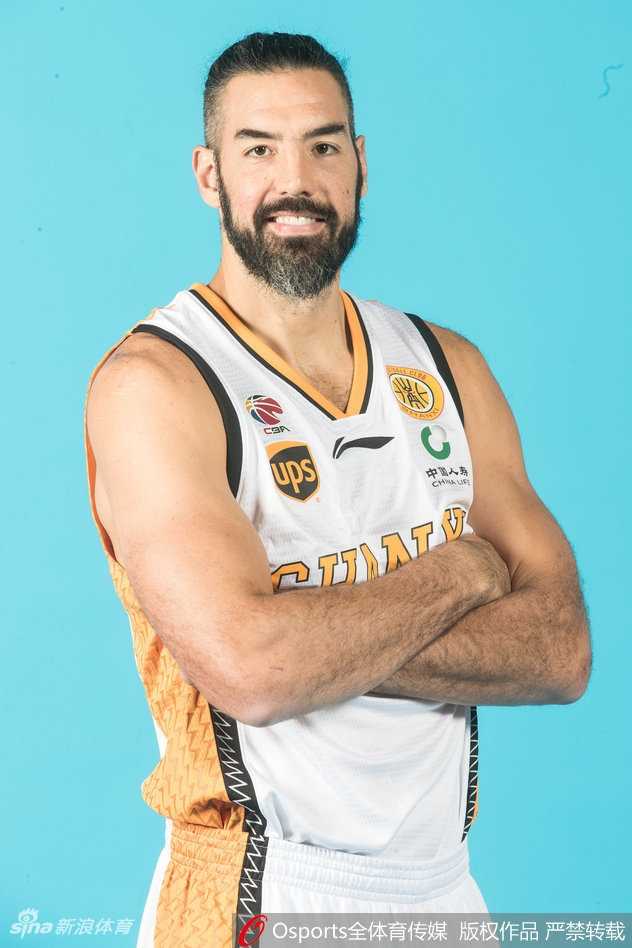 山西男篮新赛季众生相詹宁斯搞怪斯科拉秀麒麟臂 任骏威身披山西战袍,眼神坚定地凝视前方,手势沉稳有力。经历了国家队的历练,他回到俱乐部显得更加成熟,新赛季他将与队友们一起撑起山西男篮的锋线大旗。