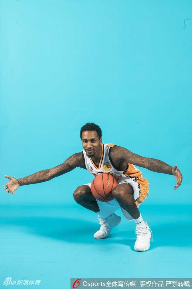 山西男篮新赛季众生相詹宁斯搞怪斯科拉秀麒麟臂 路易斯·斯科拉在镜头前展示了什么叫作“内线肌肉丛林”,他双臂环抱胸前,粗壮的手臂肌肉线条如同雕刻一般,面对镜头露出沉稳而霸气的微笑,被球迷戏称为“麒麟臂”的身材依旧保持得如铁打一般。