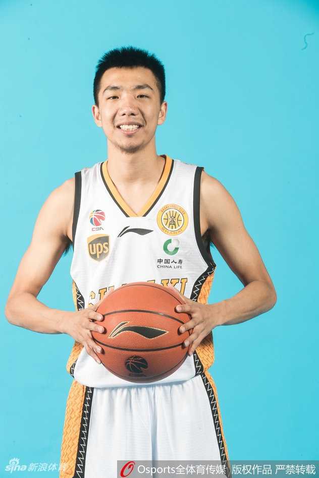 山西男篮新赛季众生相詹宁斯搞怪斯科拉秀麒麟臂 王磊、李敬宇、沙威剑三名锋线球员排列成三角队形,或叉腰或握拳,充满了战术执行力。李敬宇刚刚转投山西,他的到来不仅带来了精准的三分,更为球队的锋线轮转增添了厚重的砝码。