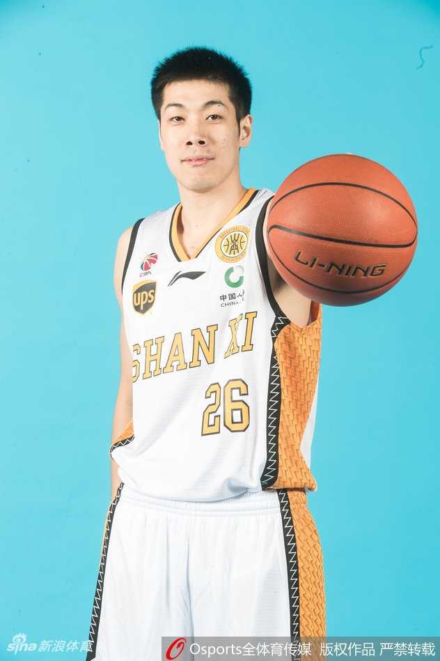 山西男篮新赛季众生相詹宁斯搞怪斯科拉秀麒麟臂 班铎、张泽龙、王洪三位年轻小将并肩而立,他们面带青涩却目光如炬。作为山西男篮的未来力量,他们在镜头前毫不怯场,新赛季随时准备在替补席上为球队注入新鲜血液。