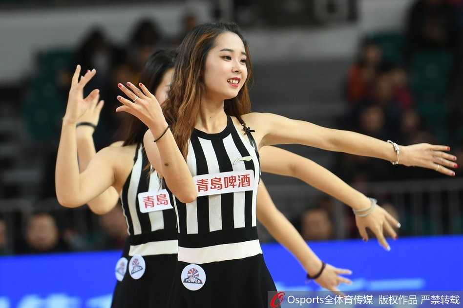 在蓝色灯光的映衬下，宝贝们一字排开，展现出整齐划一的舞步。她们修长笔直的双腿随着队形变换交错移动，力量与美感并存，让人移不开眼。