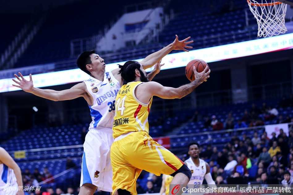 青岛队外援梅斯如同内线巨塔，在三人围堵中依然强硬摘下篮板，霸气尽显