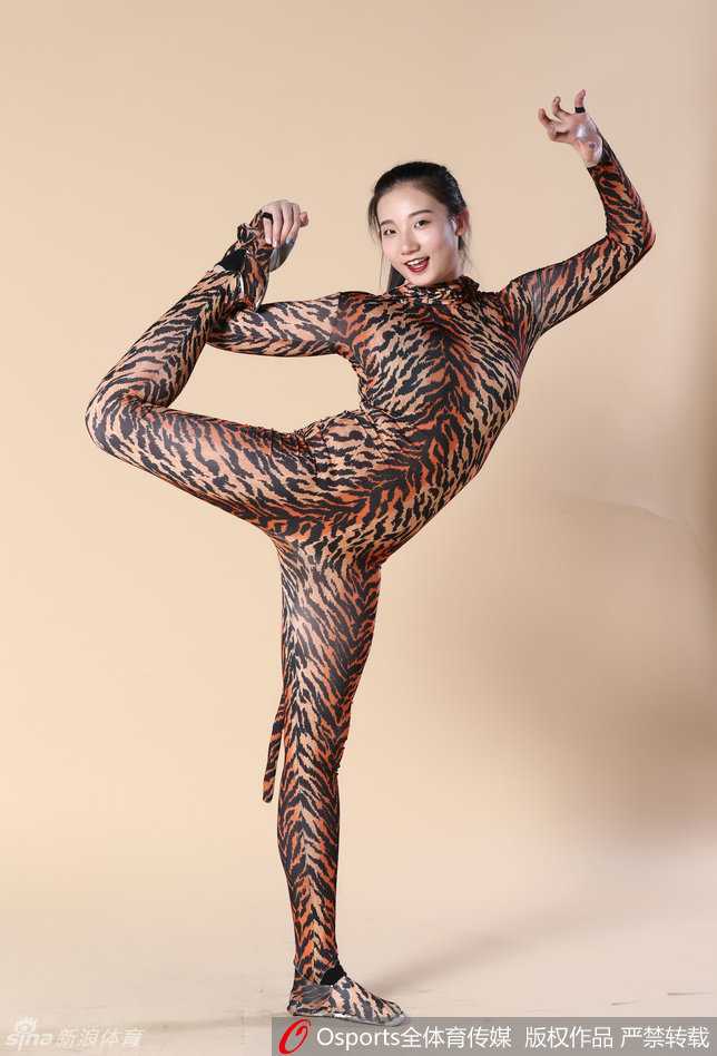 宝贝完成高难度跪地后仰，豹纹服饰衬托出完美的身体曲线，眼神中透露出自信与坚定