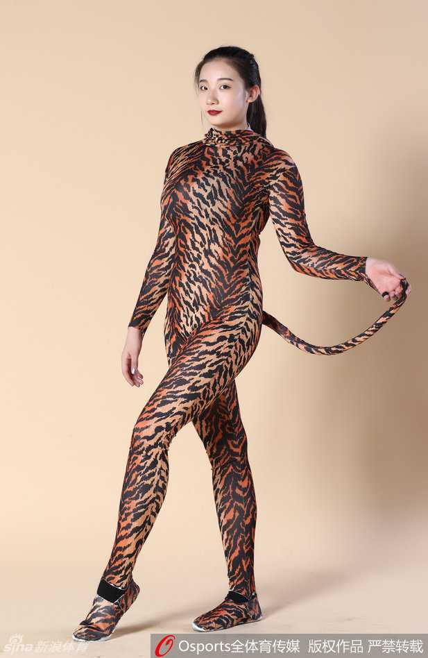 一位篮球宝贝双手撑地，身体形成反弓的满月造型，惊人的柔韧度让人叹为观止，宛如一只灵动的猎豹