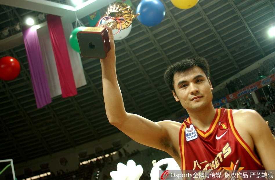 峥嵘岁月稠:回顾CBA全明星赛最有价值球员光辉史 战神刘玉栋手擎MVP奖杯,目光如炬,象征八一铁军的铮铮傲骨。