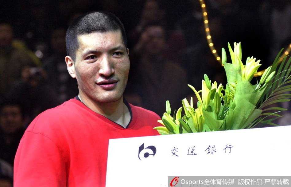 峥嵘岁月稠:回顾CBA全明星赛最有价值球员光辉史 王仕鹏手握全明星MVP奖杯,面带自信微笑,身旁是他在比赛中精准无比的三分剑。